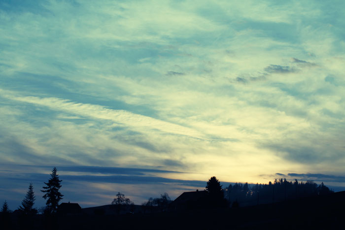 Sonnenuntergang mit türkisblauen Wolken