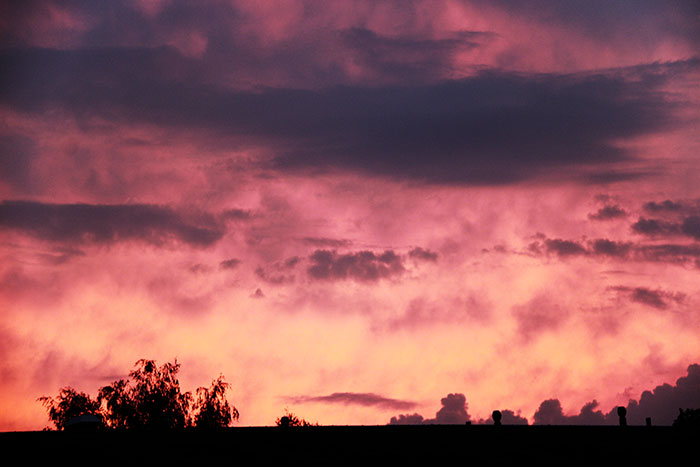 Wolken am sommerlichen Abendhimmel mit Abendrot