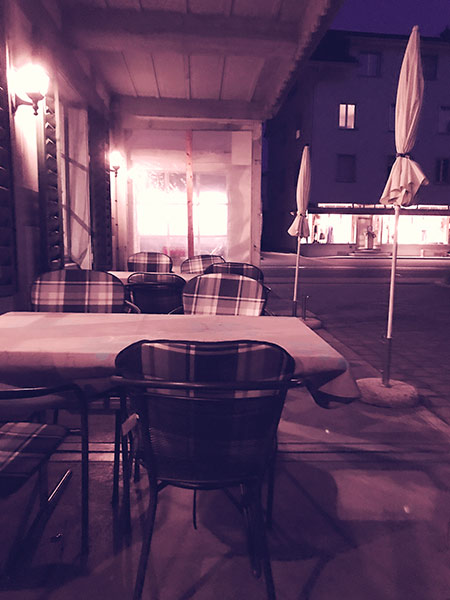 Streetfoto mit Restaurant und leeren Stühlen anfangs der Lockerungen