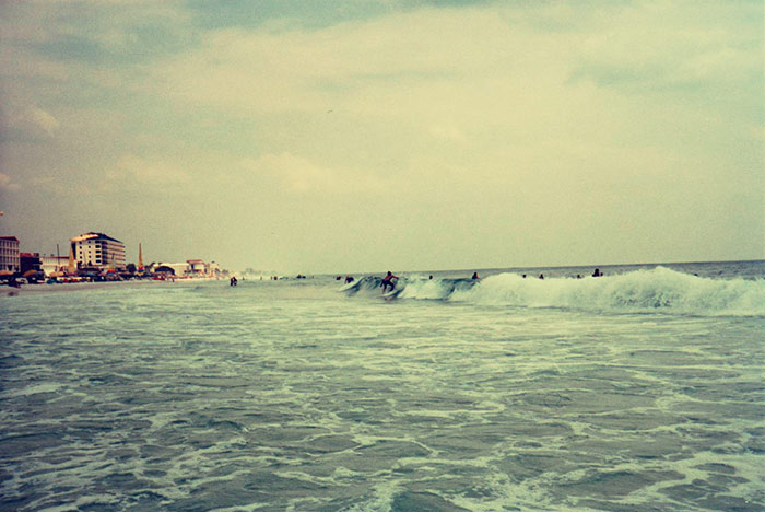 Naturfoto mit Meer und Wellen und Surfern in Vintage