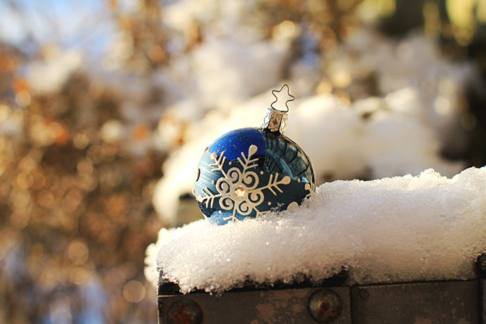 Christbaumkugel mit Wintermotiv im Schnee